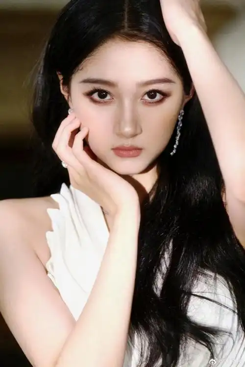 关晓彤白色古董裙##微博电影之夜##关晓彤粉色星云妆