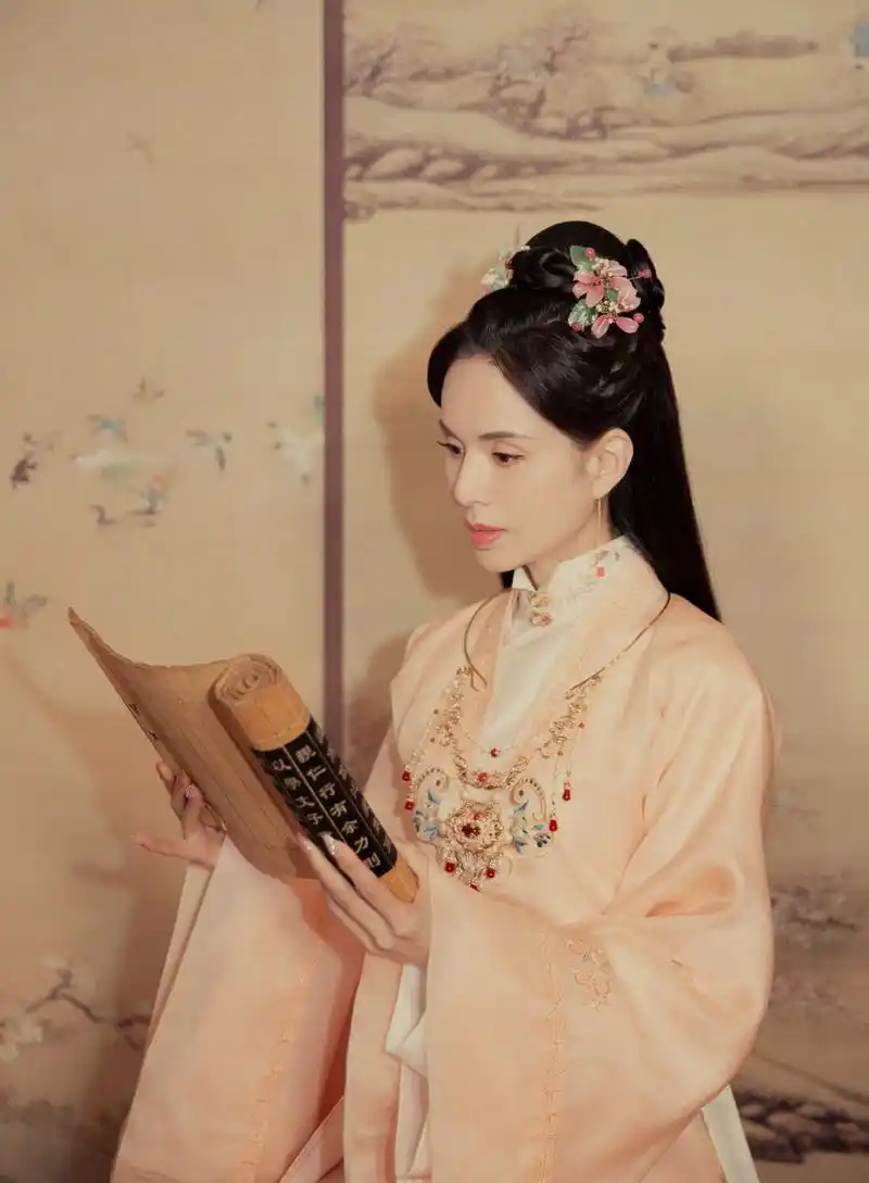 李若彤不愧是"古典美人",古装扮相温文尔雅,网友:梦回王语嫣