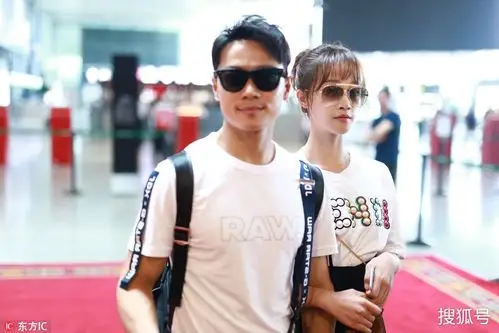 曹骏蓝盈莹大方秀恩爱 十指紧扣笑容甜蜜狂撒狗粮