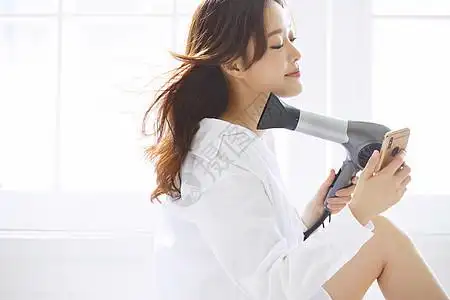 帮女朋友吹头发背景