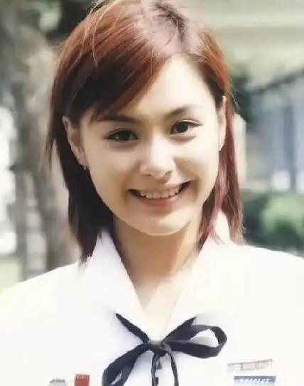 颜值爆表阿娇晒高中校服照齐肩短发清纯动人