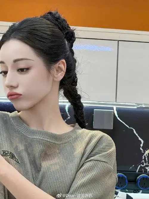 迪丽热巴发了12张生活照##迪丽热巴嘟嘴小猫