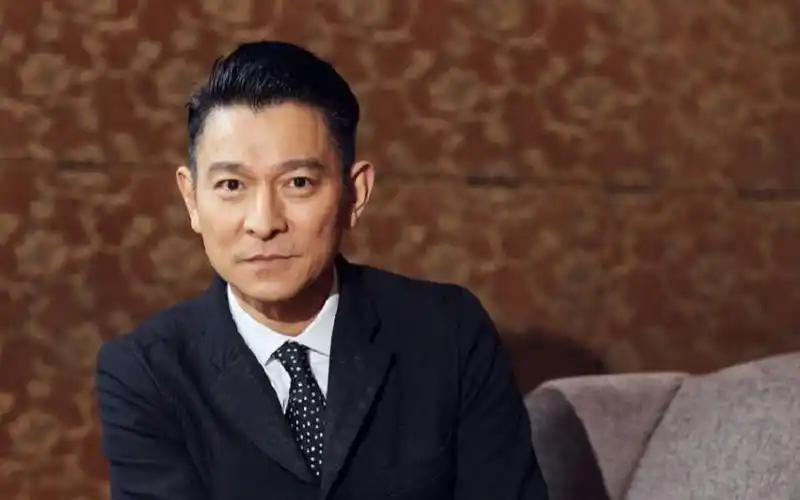 刘德华情商究竟有多高?刺头故意用梁朝伟挑衅,他的回答让人惊艳.