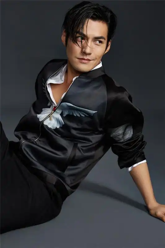 人生赢家,21岁拒绝富婆千万包养,如今老婆再把他宠成孩子