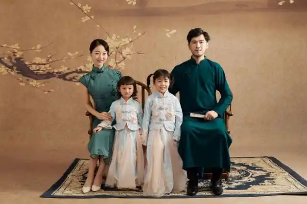 新的一年,从一张全家福开始!这里邀您免费拍,多种风格服饰!