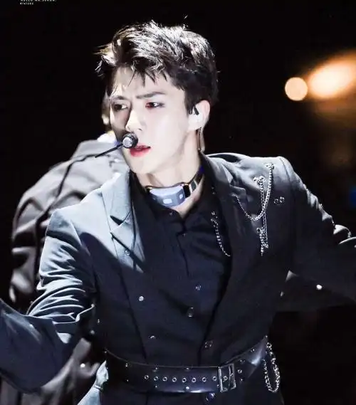 男爱豆制服look:田柾国笑得也太甜了,边伯贤的眼神好绝啊|边伯贤|眼神