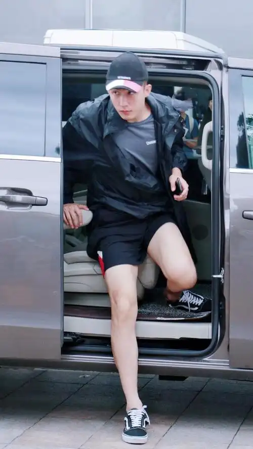 接下来和大家分享一下黄景瑜的大裤衩造型.