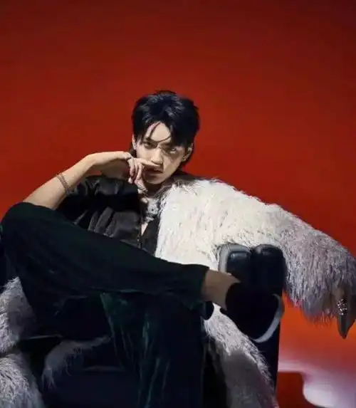 00后的易烊千玺也是老北京布鞋的忠实粉丝,不止一次穿着老北京布鞋