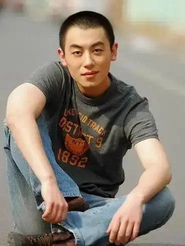 回顾朱亚文:大学毕业后因事业和初恋分手,娶沈佳妮,至今零绯闻