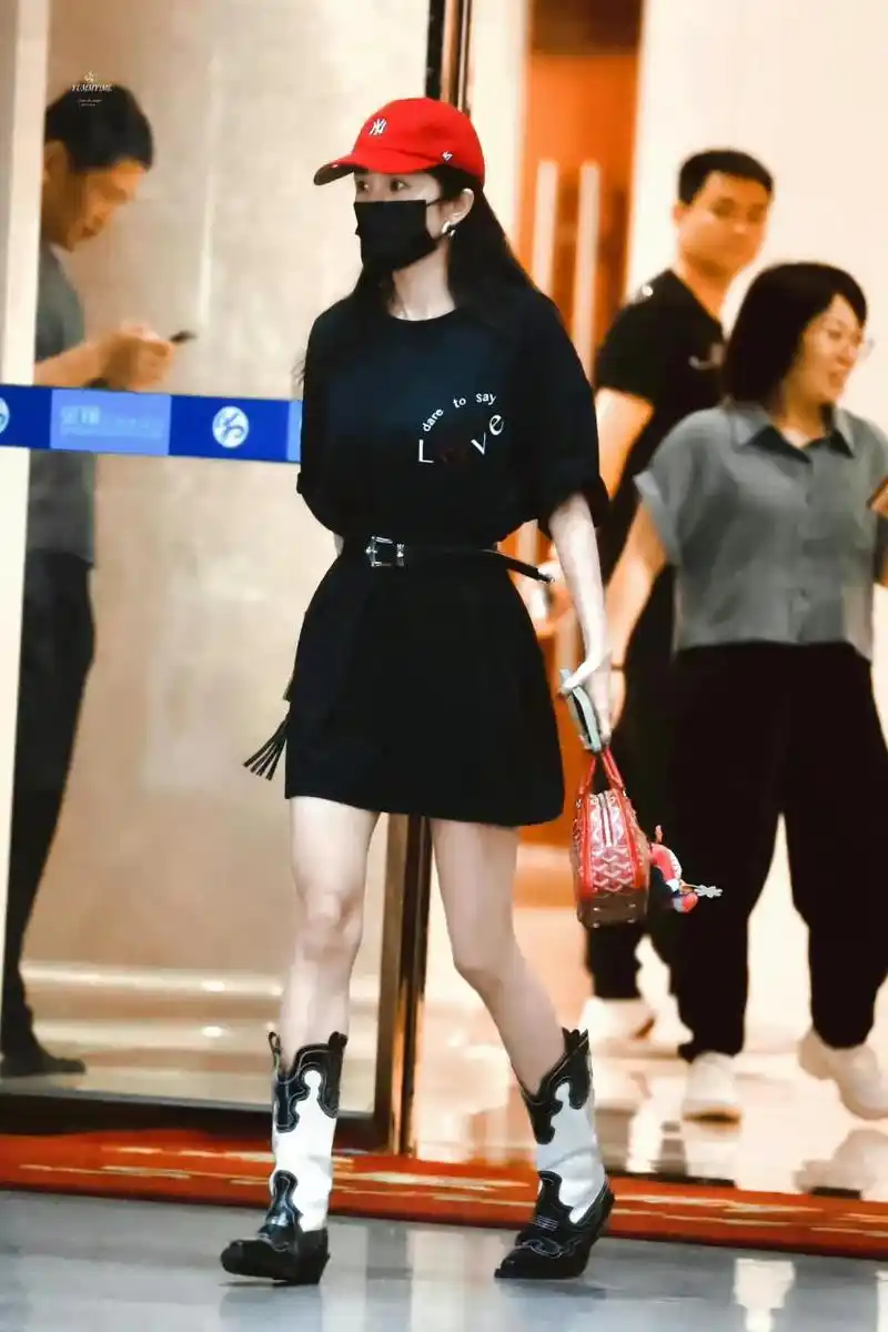 杨幂最新的街拍图,非常时尚! 根本看不出是生过娃的妈,也看不出35了!