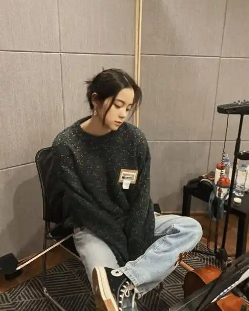 原创不愧是酷girl看欧阳娜娜穿宽松卫衣配牛仔裤青春范十足