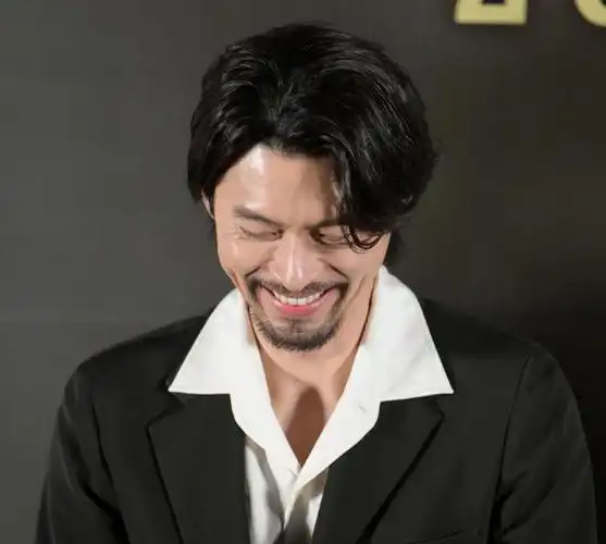 的组图刷屏,图中玄彬稍显富态,蓄了胡子,从当年的花美男变成了大叔