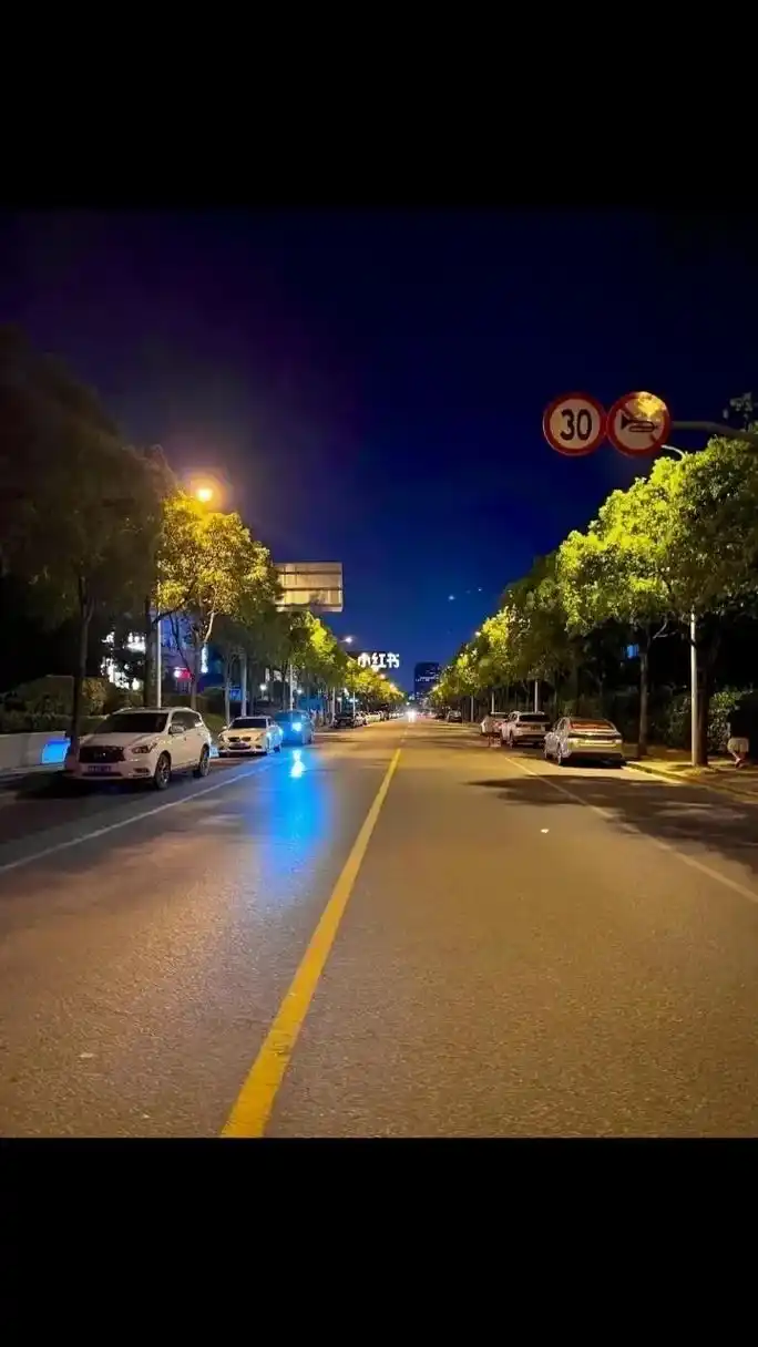 我不会无缘无故黏着一个人,也不会无缘无故疏远一个人,我可以对你很好