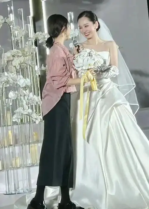 11月19日谭松韵参加好友董晴婚礼