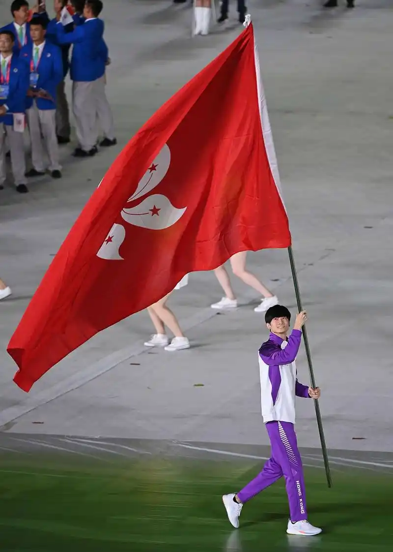 20时23分许,在香港特别行政区区旗引领下,身着紫色服装的香港特别