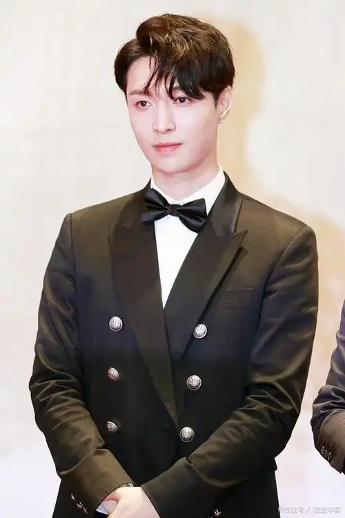 有些男生"天生丽质",生来就是一副好皮囊,皮肤白皙,五官秀气,简直比