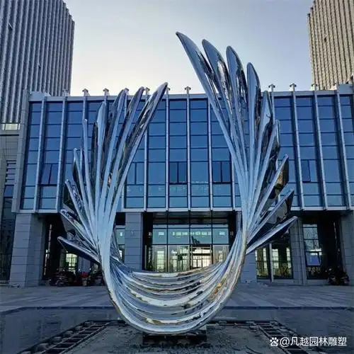 不锈钢翅膀雕塑,是一个抽象的艺术构成,采用了现代雕塑的风格和意象