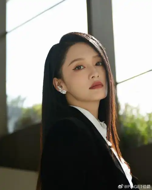 伯爵星光#演员@李沁佩戴#piagetrose#系列耳环,现身#vogue时尚之力