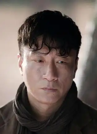 孙红雷出道已经很多年了,年轻的时候也是一个帅小伙子,如今已经成了