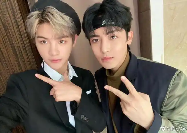 那些年,出现在合照里的黄明昊,奶萌可爱,阳光帅气,氛围感满满,慕了慕