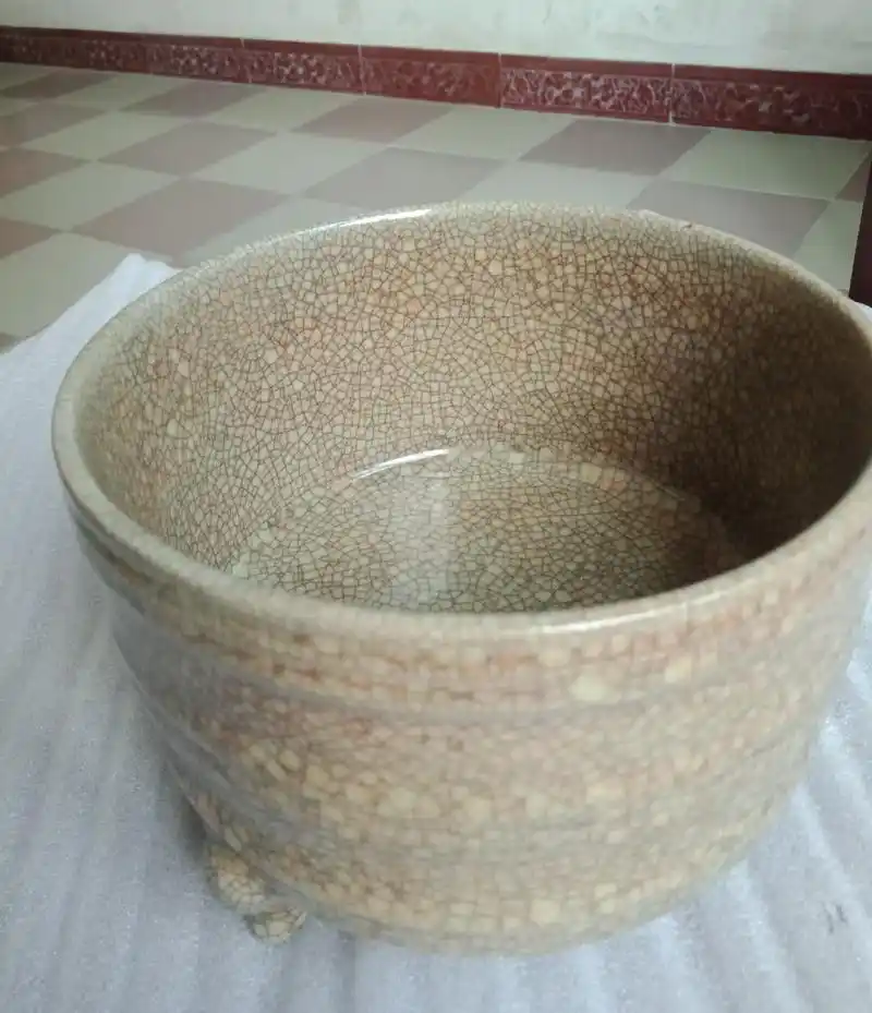 93藏友咨询:哥窑三足奁,特征明显,放大镜下气泡色彩斑斓.