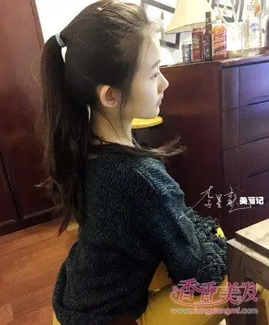 学生无刘海扎蓬松马尾辫发型