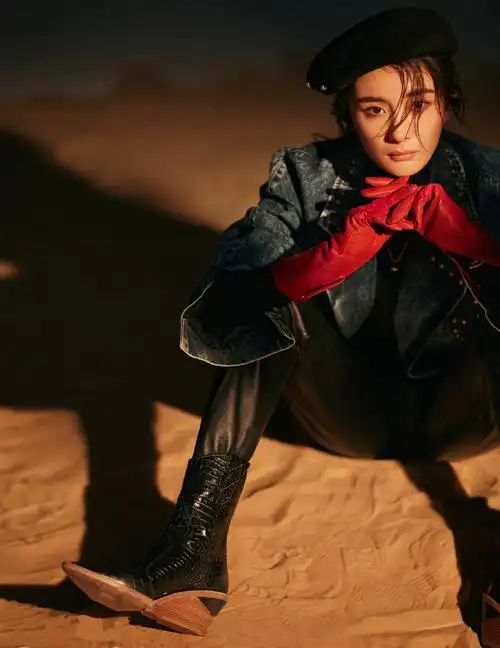 32岁杨幂真会玩!跑到沙漠里拍封面,一改往日甜美反而有点小酷帅