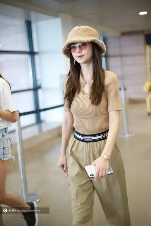 街拍angelababy杨颖卡其色针织teechrisoubydan阔腿裤丝绒束口袋精致