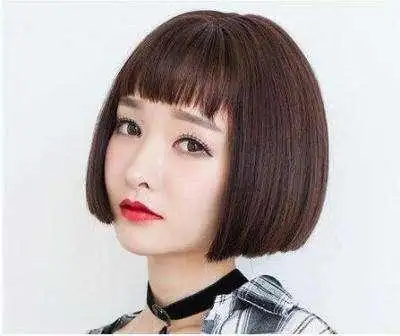 2022女生最新减龄齐眉短刘海发型图片