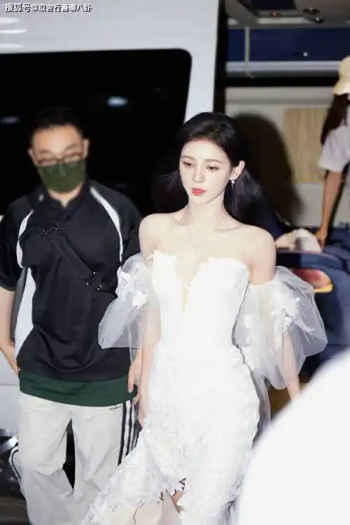 女星张予曦花絮曝光,身着白色抹胸裙大秀香肩,烈焰红唇性感迷人_照片