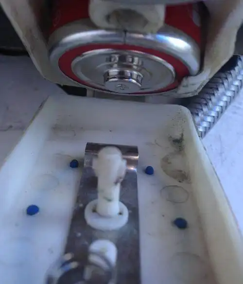 06对于热水器的电池安装也许大家有点迷茫,因为他没有标示的那么细致