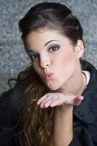 人,仅一个年轻女性,仅一个女性,仅一个人,服装,棕色,休闲装,衣服,嘟嘴