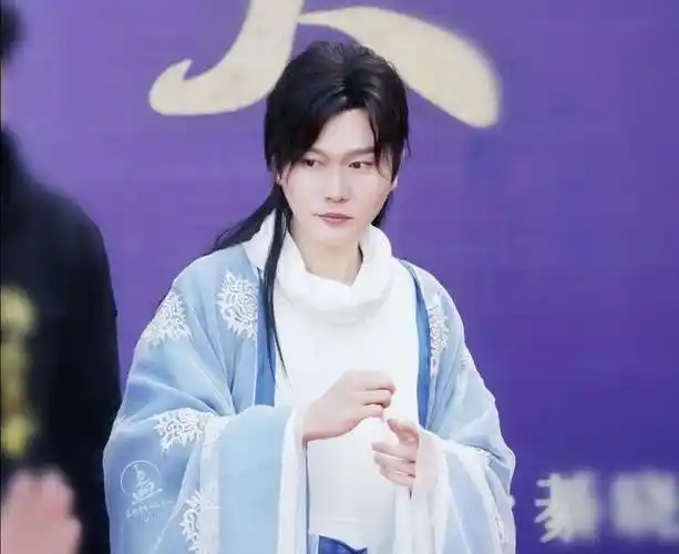 孟鹤堂被圈在德云瓦舍剧组拍戏输入法秀恩爱