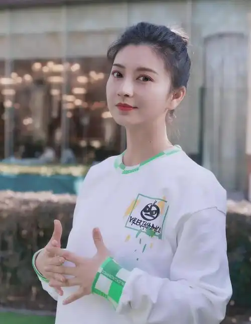 演员斓曦吃饭路上捡来一个老公低调幸福十年