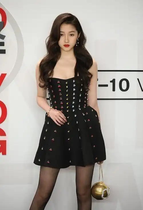 关晓彤"没了滤镜"状态反倒更自然,穿短裙秀出漫画腿,更显成熟