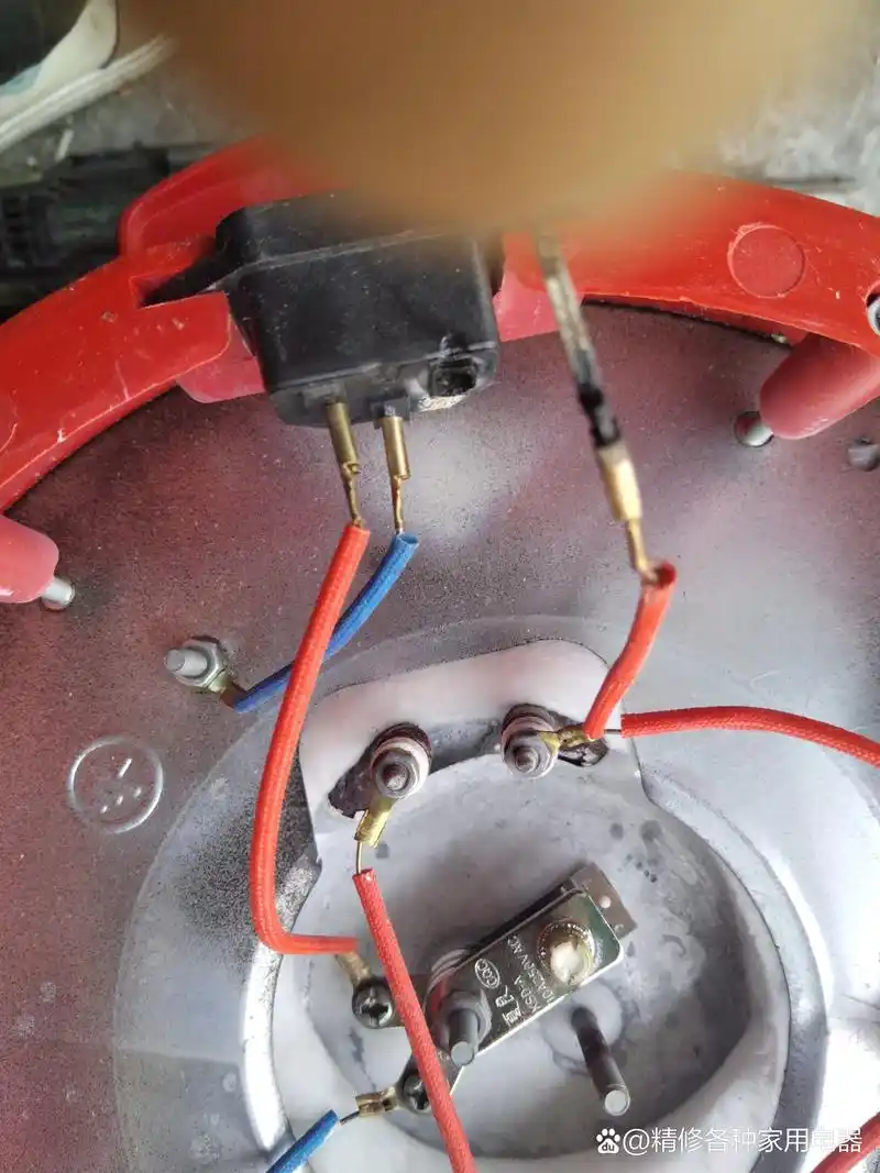 维修多功能电热锅,更换电源插座拍摄图片.