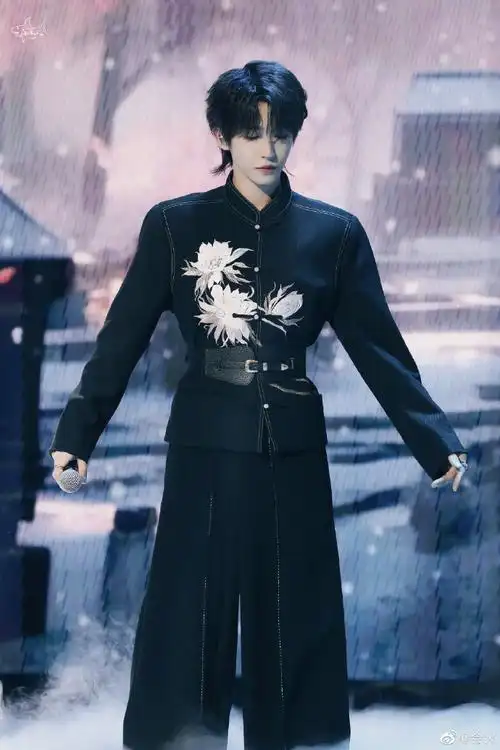 黑色昙花刺绣中式套装 狼尾发型,绝了#刘宇中国品牌日晚会饭拍#cr