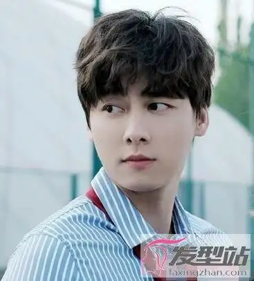 微烫发型男蓬松学生阳光帅气尽显青春活力