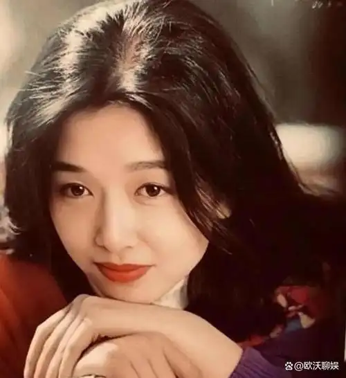 演员江珊在23岁时没和王志文谈恋爱36岁离婚带女移美如今怎样