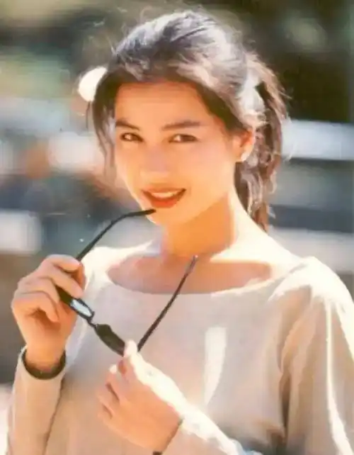 钟楚红,1960年2月16日出生于中国香港 ,祖籍广东省博罗县石湾镇西埔村