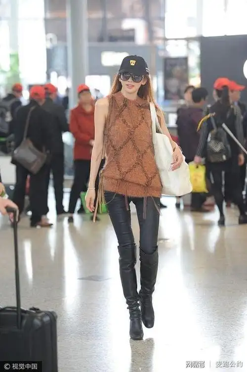 林志玲,大夏天穿皮裤长靴,虽然美但很捂脚