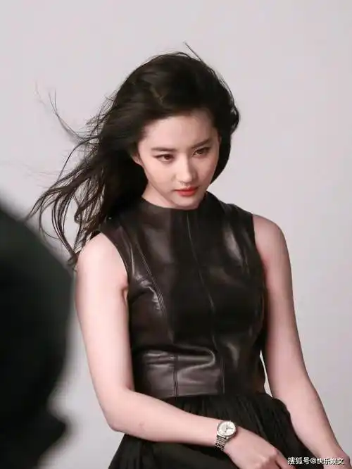 36岁刘亦菲独自现身机场!不带保镖显低调,大方露出小蛮腰身材好