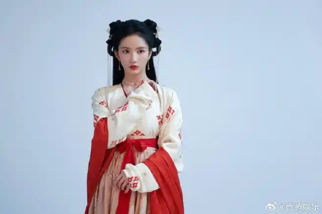 硬糖少女303##刘些宁#  今日份糖妹新鲜物料  刘些宁  墨雨云间