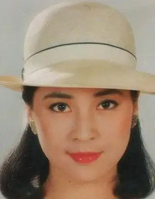 曝林凤娇三点式泳衣旧照海滩摆性感姿势