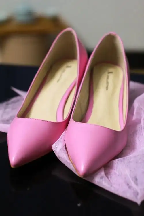 超有感的质感粉色高跟鞋,带点小尖头,很喜欢