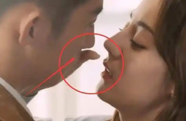 在拍完吻戏之后,口红就会停留在男生的嘴上,而在亲完之后,迪丽热巴