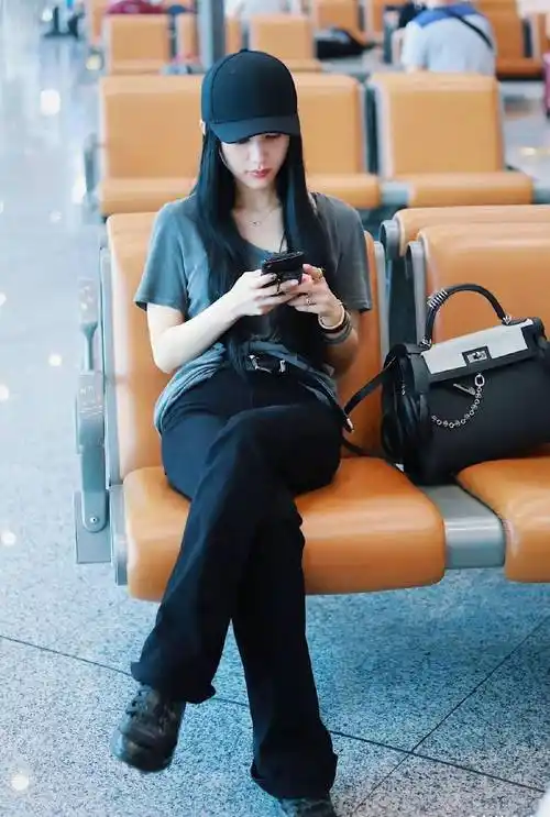 原创王子文近日综艺照穿不规则衬衫搭超短裤亮相长发造型有点惊艳