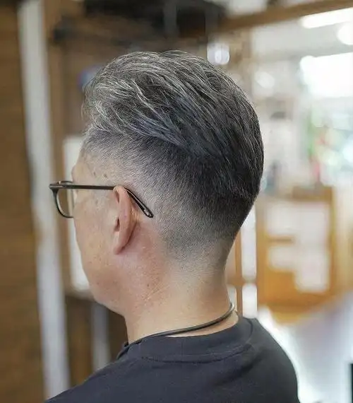 男发别乱剪,最帅还是两侧铲短,就连白发大叔剪完也很有型