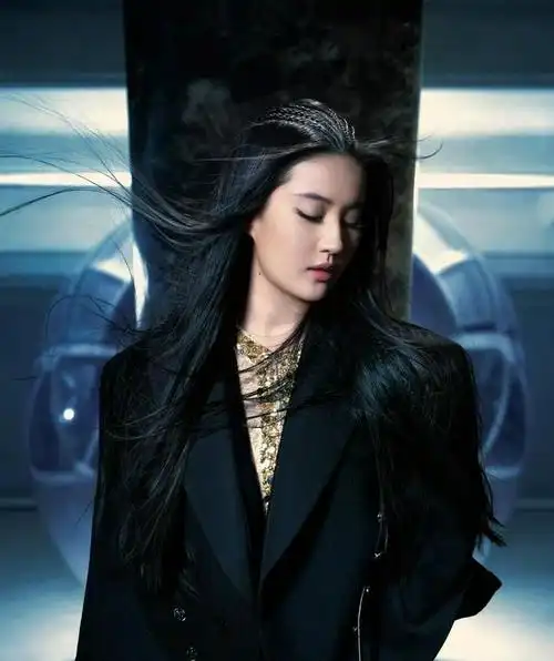组图刘亦菲氛围感大片释出黑白造型搭配蓝调光影冷冽酷美