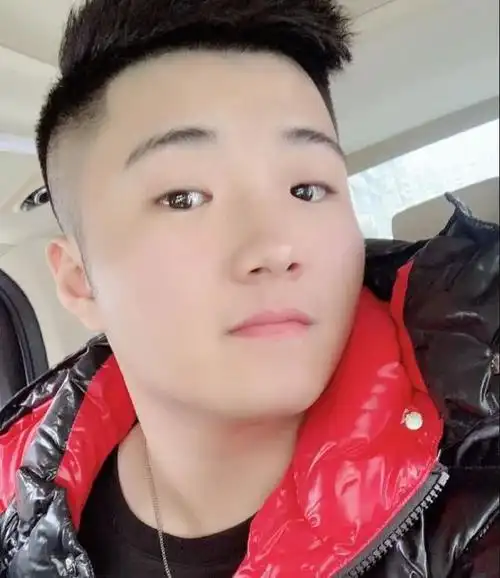 快手男神白小白扎实唱功堪比职业歌手臭起美来丝毫不低调